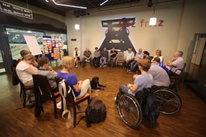 Arbeitsgruppe Lokalkonferenz Schalke 04 sitzen im Kreis und erarbeiten Lösungsvorschläge