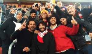 Mitglieder des Fanclubs Yalla Yalla F95 von Fortuna Düsseldorf posieren auf der Tribüne. Zu dem Fanclub gehören viele Migranten und Migrantinnen.