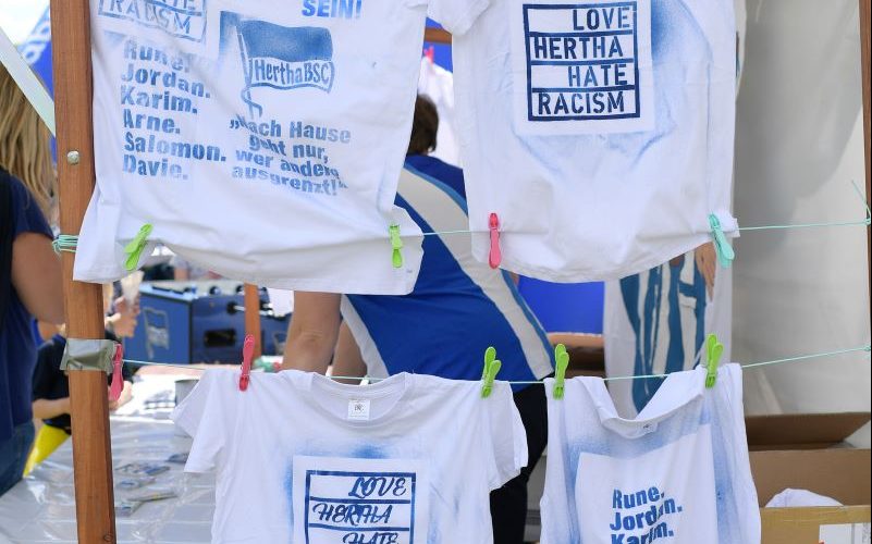 selbst gestaltete T-shirt, z.B. mit der Aufschrift "Love Hertha, hate racism"