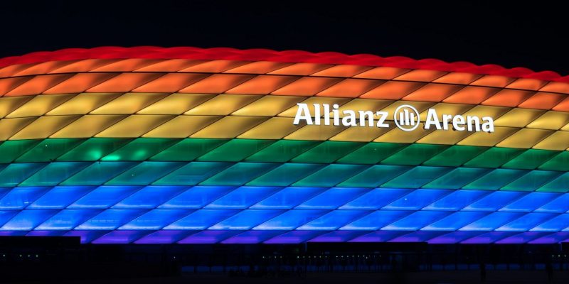angestrahlte Allianz-Arena in Regenbogenfarben