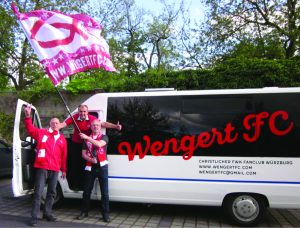 drei Männer stehen vor dem Bus des Wengert FC