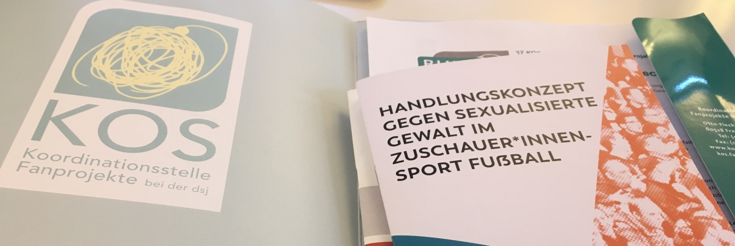 Ein Symbolbild der Broschüre gegen sexualisierte Gewalt im Zuschauer*innensport Fußball auf der Fachtagung der Fanprojekte 2019.