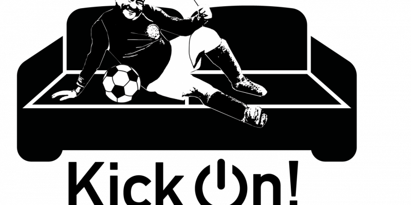 Logo der Reihe KickOn @Home - ein schwarz-weißes Sofa mit einem Mann mit Fähnchen und Fußball in Seitenlage, darunter der Text "KickOn @Home"