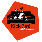 Hintergrund: orangenes Fünfeck. In schwarz-weiß posiert ein männlicher Fußballspieler mit Fußball auf einem Sofa und hält eine Fahne mit der Aufschrift "KickOn at home" in der Hand. Darunter ein Schriftzug in schwarz-weiß: Kick On! at home