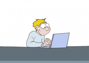 Ein Mann sitzt vor einem Laptop und schreibt etwas