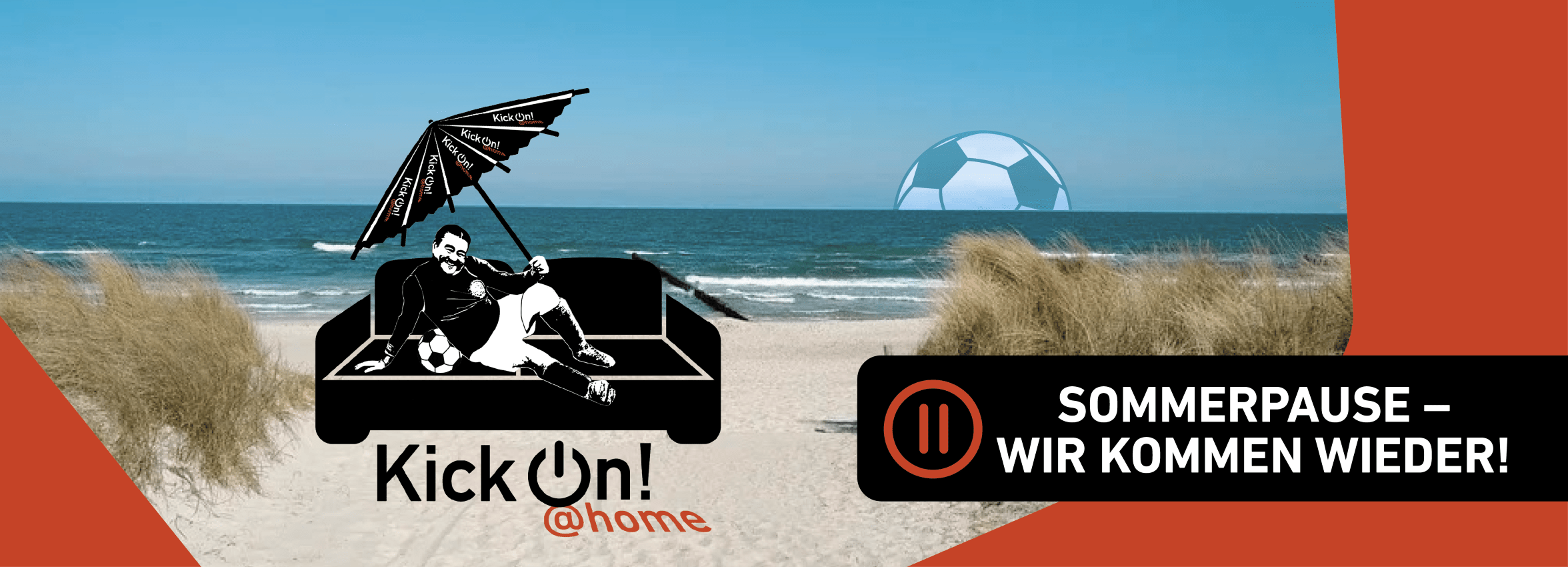 Fußballer auf Sofa mit Sonnenschirm am Strand. Im unteren Bereich des Bildes steht: KickOn @Home - Sommerpause - wir kommen wieder.