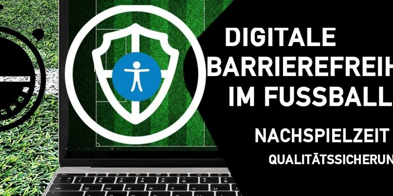 Laptop mit grünem Fußballrasen im Hintergrund, davor ein weißes Symbol für digitale Sicherheit, daneben ein schwarzes Fünfeck mit dem Titel der Schulung "Digitale Barrierefreiheit im Fußball - Nachspielzeit - Qualitätssicherung"