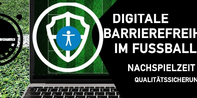 Laptop mit grünem Fußballrasen im Hintergrund, davor ein weißes Symbol für digitale Sicherheit, daneben ein schwarzes Fünfeck mit dem Titel der Schulung "Digitale Barrierefreiheit im Fußball - Nachspielzeit - Qualitätssicherung"