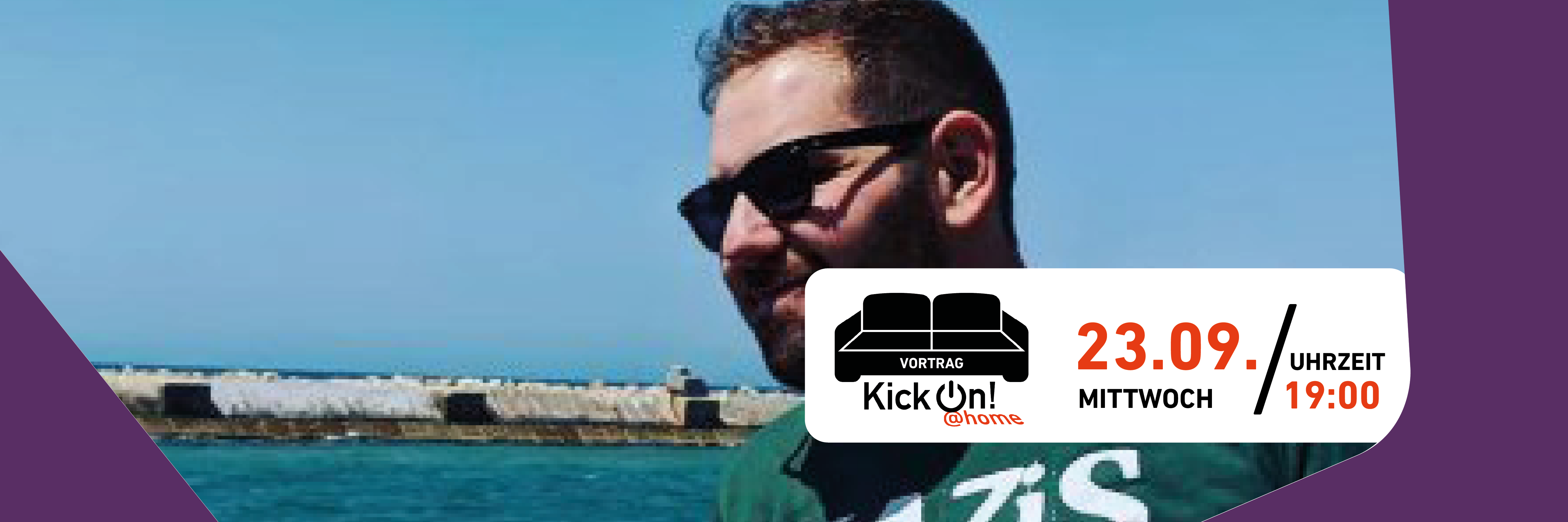Im Hintergrund ist Felix Tamsut mit Sonnenbrille zu sehen. Davor ist das KickOn@Home-Logo, bestehnd aus einem Sofa abgebildet. Außerdem sind die Informationen "Vortrag" und "23.09. Mittwoch 19:00 Uhrzeit" zu lesen.