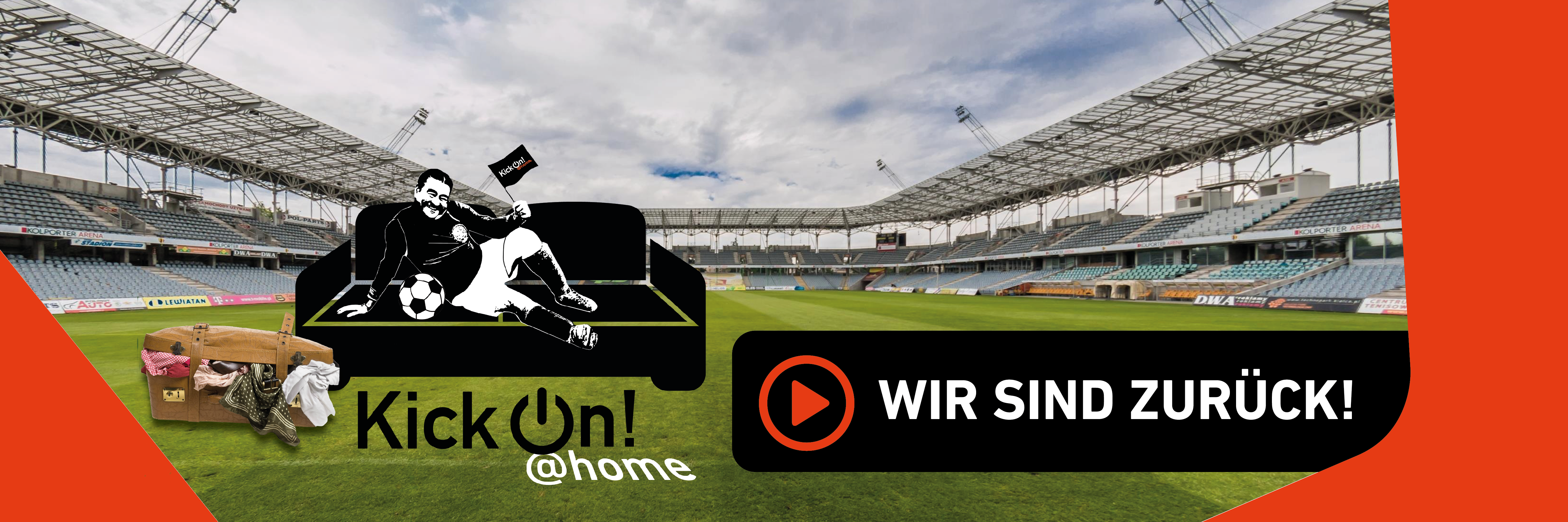 Fußballer auf Sofa mit Fahne und Fußball auf einem Spielfeld im leeren Stadion. Im unteren Bereich des Bildes steht: KickOn @Home – wir sind zurück.