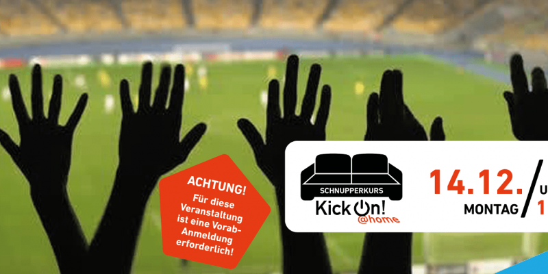 Mehrere Hände sind in die Höhe gestreckt, dahinter ist ein Fußballfeld zu sehen. Rechts ein weißer Infokasten mit den Daten der Veranstaltung und dem Logo der Reihe KickOn Home.