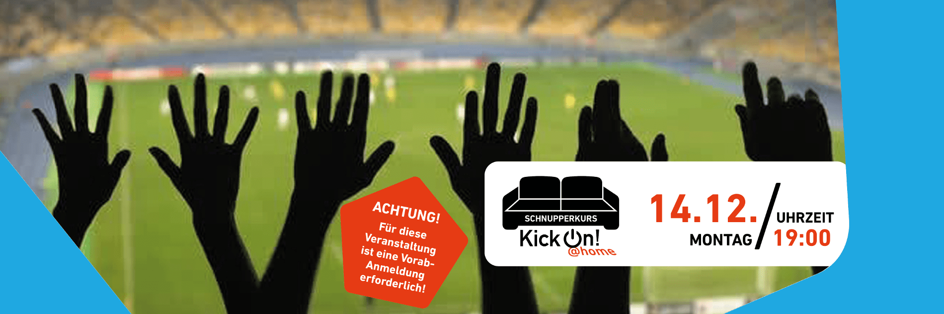 Mehrere Hände sind in die Höhe gestreckt, dahinter ist ein Fußballfeld zu sehen. Rechts ein weißer Infokasten mit den Daten der Veranstaltung und dem Logo der Reihe KickOn Home.