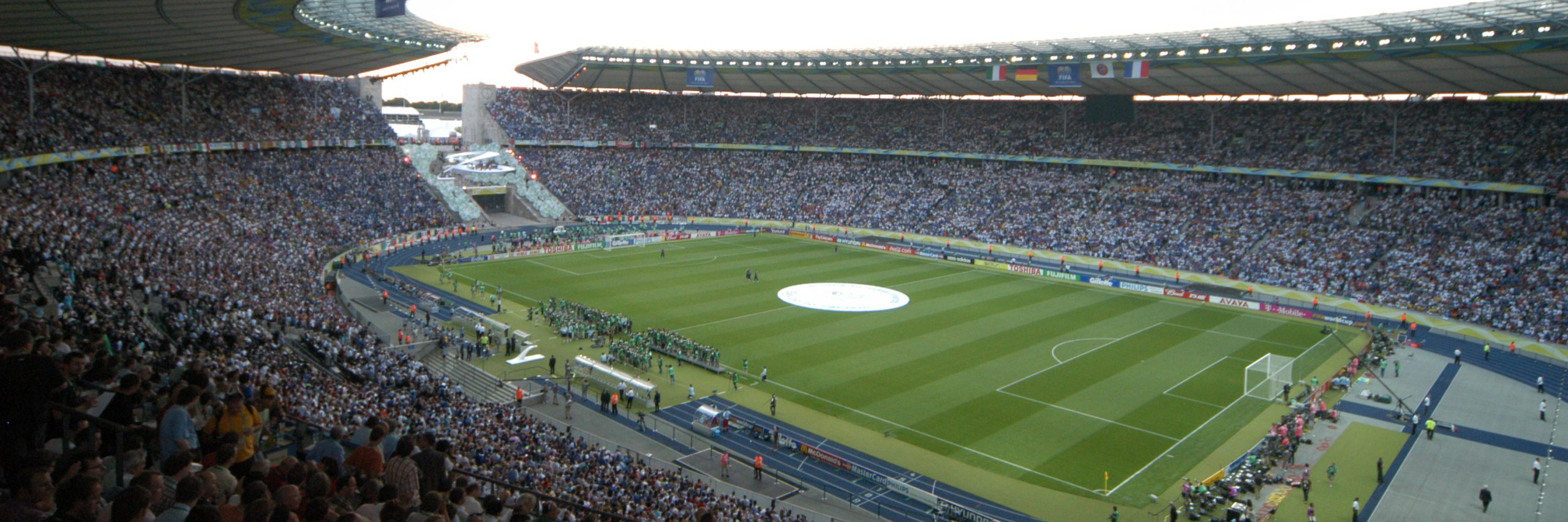 Blick in das gefüllte Olympiastadion Berlin beim Finale der WM 2006.