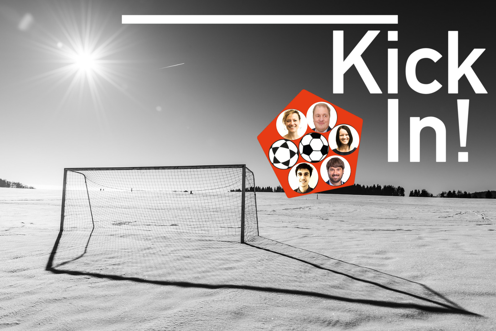 Schwarz-weißes Bild von einem Fußballtor im Sonnenschein auf einem schneebedeckten Spielfeld.