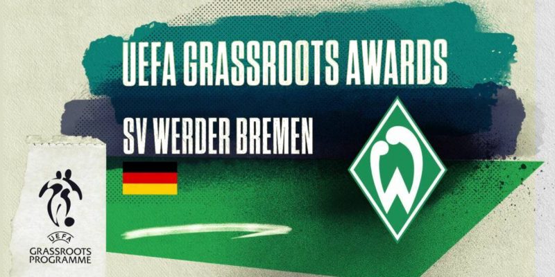 "UEFA GRASSROOTS AWARDS SV WERDER BREMEN" Schriftzug vor einem stilisierten Fußballfeld neben Deutschland und Werder Bremen-Wappen sowie einem UEFA Grassroots Programme-Logo.