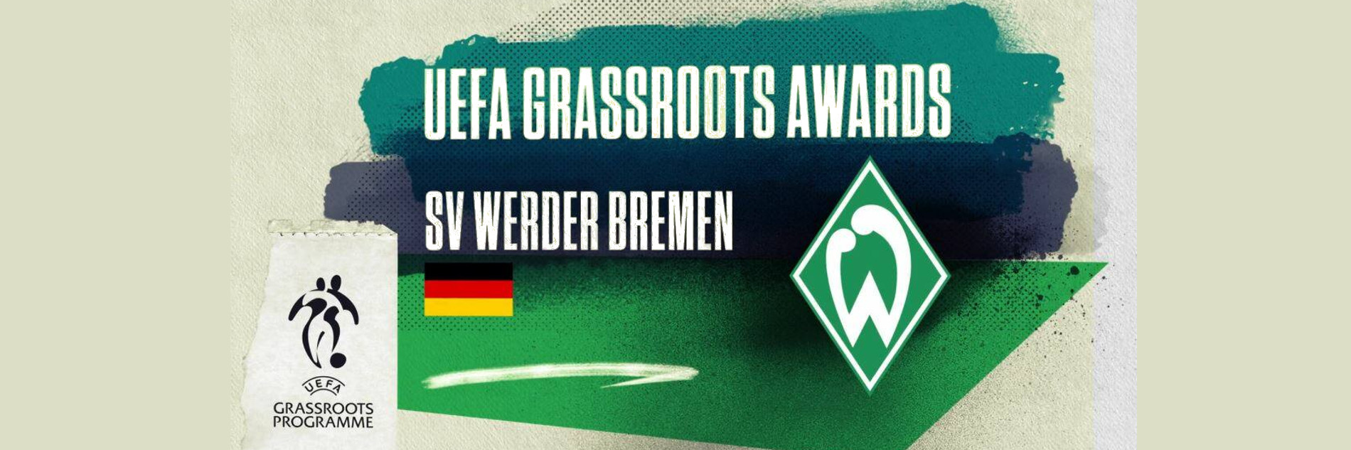 "UEFA GRASSROOTS AWARDS SV WERDER BREMEN" Schriftzug vor einem stilisierten Fußballfeld neben Deutschland und Werder Bremen-Wappen sowie einem UEFA Grassroots Programme-Logo.