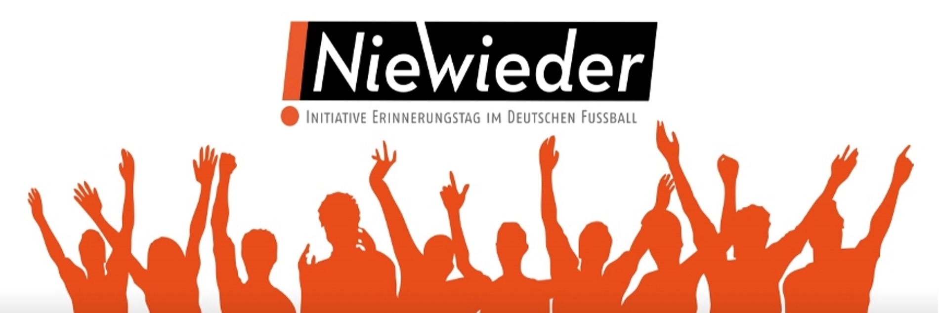 Fans mit nach oben gestreckten Armen, darüber das "NieWieder-Initiative Erinnerungstag im deutschen Fußball"-Logo