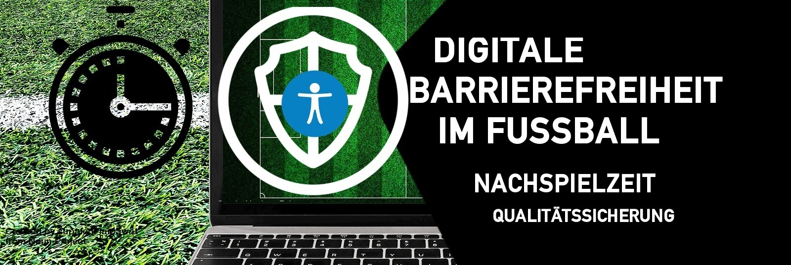 Laptop mit grünem Fußballrasen im Hintergrund, davor ein weißes Symbol für digitale Sicherheit, daneben ein schwarzes Fünfeck mit dem Titel der Schulung "Digitale Barrierefreiheit im Fußball - Nachspielzeit - Qualitätssicherung"