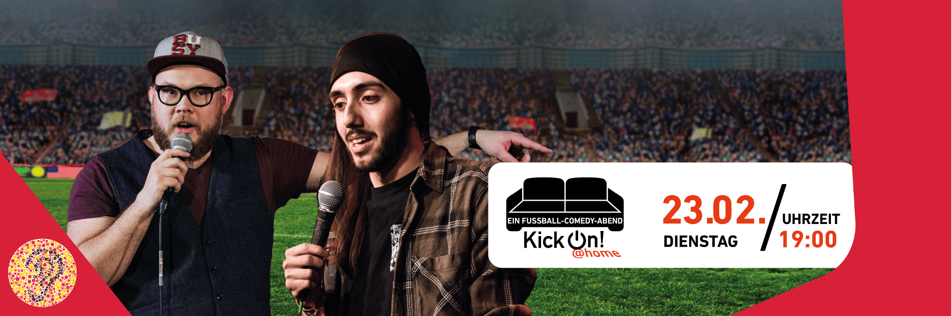 Die Comedians Toby Käp und Timur Turga mit Mikrofonen in der Hand vor einem mit Zuschauer*innen gefüllten Stadion.