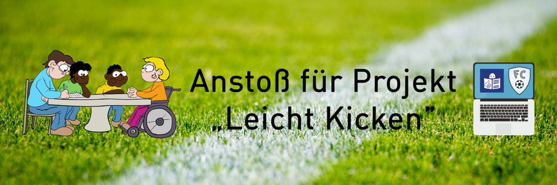 Schwarzer "Anstoß für Projekt Leicht Kicken"-Schriftzug auf grünem Rasen. Links daneben eine Leichte Sprache-Grafik für das Wort Schulung und rechts ein Laptop mit dem Leichte Sprache-Logo.