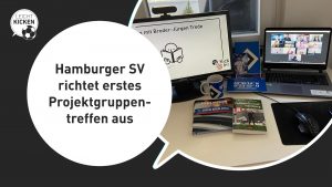 "Hamburger SV richtet erstes Projektgruppentreffen aus"-Schriftzug links in einem weißen Kreis. Rechts in einer Sprechblase ein Foto mit zwei Computer-Bildschirmen, dazu Broschüren, Bücher und eineTasse aus dem HSV-Paket.
