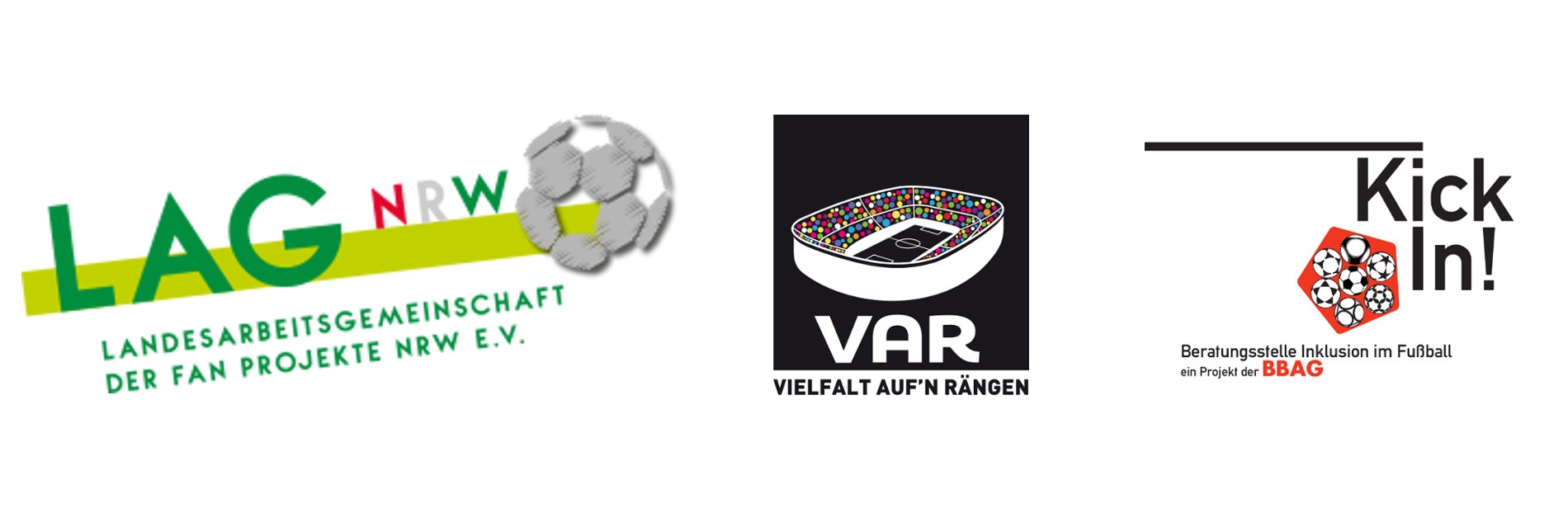 Links: Grünes LAG NRW-Logo mit einem Fußballs. In der Mitte: VAR-Logo bestehend aus einem Stadion-Piktogramm bei dem die Zuschauenden durch bunte Punkte dargestellt werden, ergänzt durch „VAR“ und „Vielfalt auf’n Rängen“_Schriftzuge unterhalb des Stadions. Rechts: Das KickIn!-Logo.