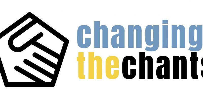 Changing the Chants-Logo bestehend aus zwei Händen, die sich berühren, einem blauen "changing", einem gelben "the" und einem schwarzen "chants"-Schriftzug.