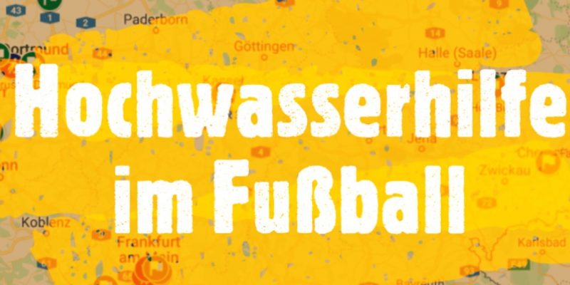 Ein Ausschnitt einer Deutschlandkarte auf dem in weißen Lettern Hochwasserhilfe im Fußball steht.