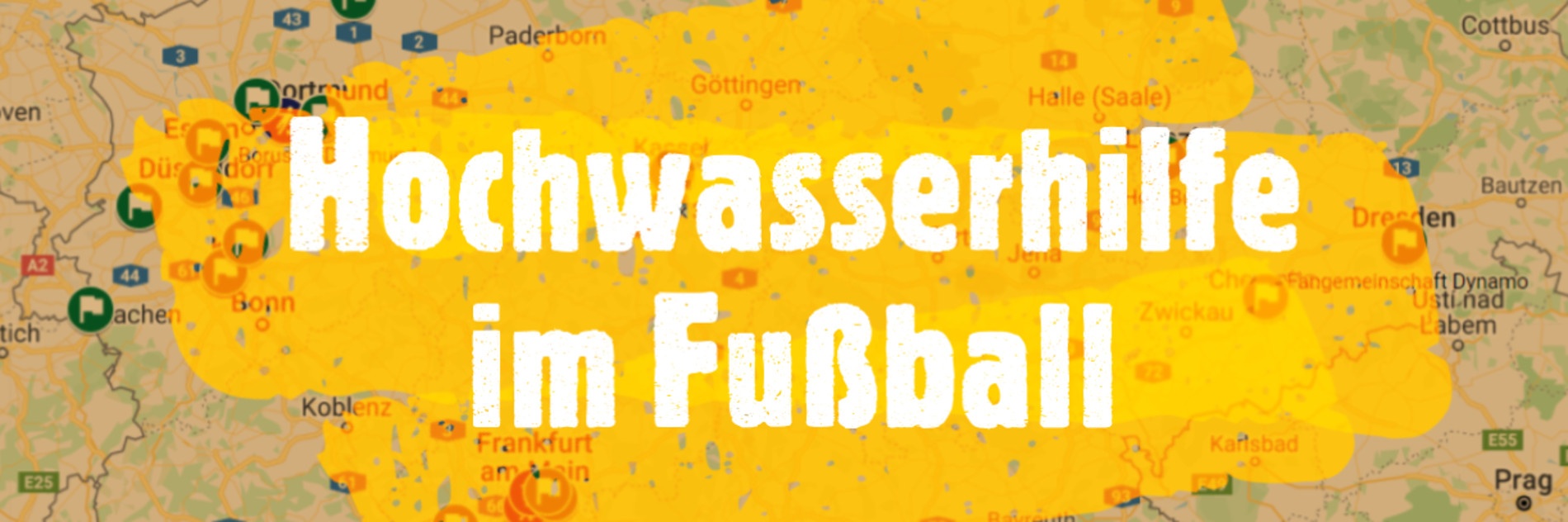 Ein Ausschnitt einer Deutschlandkarte auf dem in weißen Lettern Hochwasserhilfe im Fußball steht.