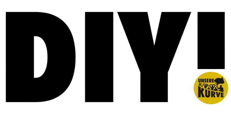 Schwarzer „DIY!“-Schriftzug auf weißem Hintergrund. Der Punkt vom Ausrufezeichen wird durch das „Unsere Kurve“-Logo dargestellt. In dem Logo sind Fanfiguren mit Schals und Fahnen zu sehen.