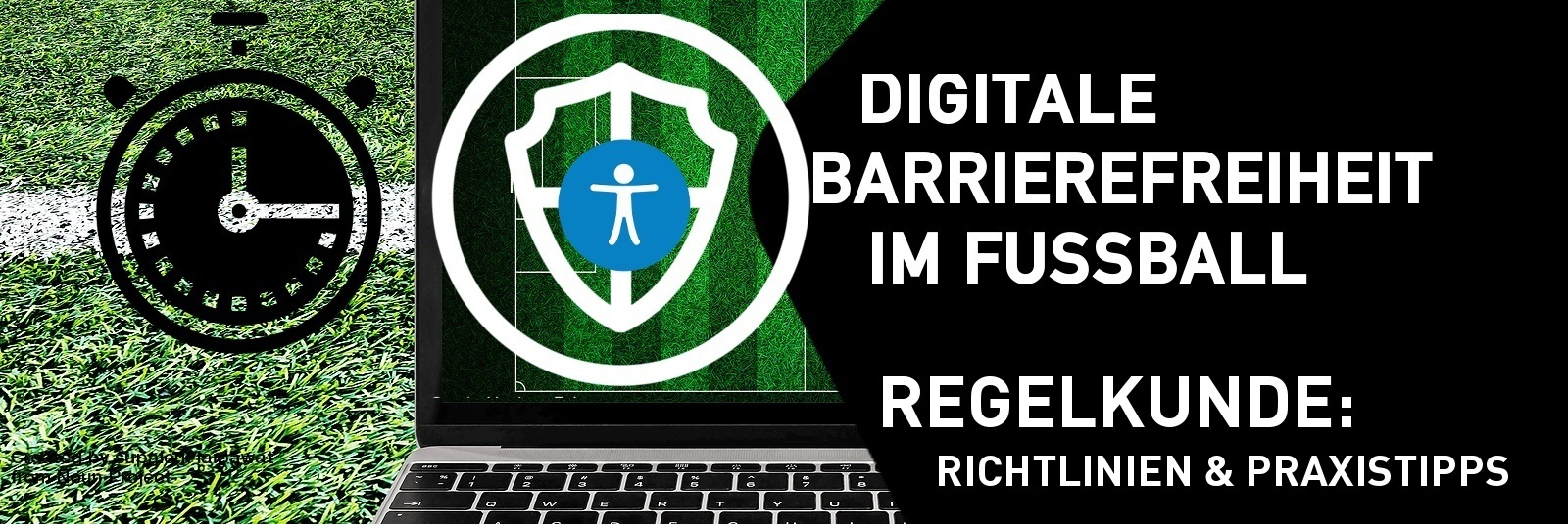 Laptop mit grünem Fußballrasen im Hintergrund, davor ein weißes Symbol für digitale Sicherheit, daneben ein schwarzes Fünfeck mit dem Titel der Schulung "Digitale Barrierefreiheit im Fußball - Regelkunde - Richtlinien & Praxistipps".