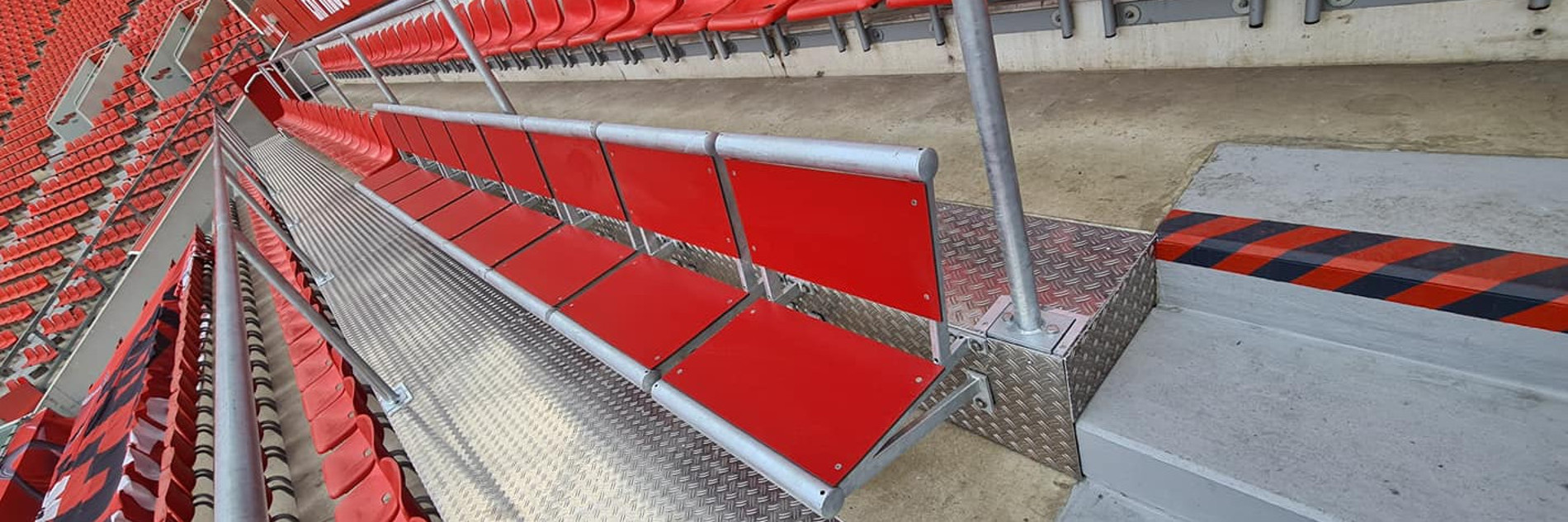 Extra breite Sitze mit mehr Beinfreiheit in der Leverkusener BayArena. Daneben die üblichen Sitzschalen.