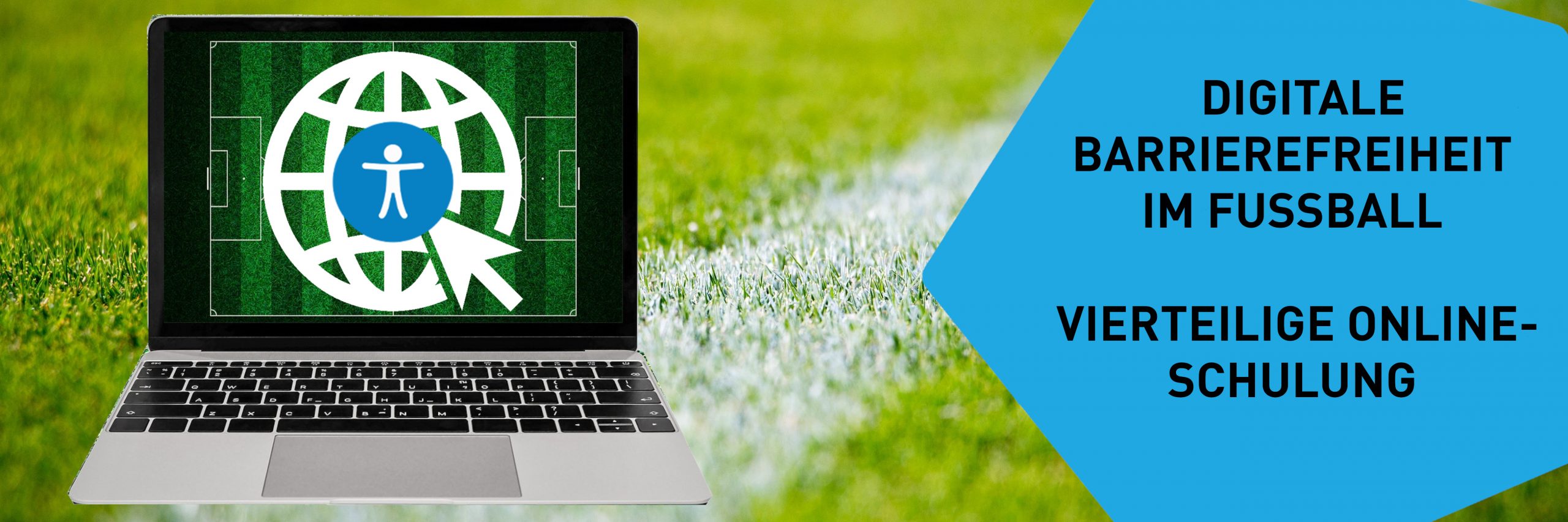 Laptop mit Zeichen für Barrierefreiheit, im blauen Fünfeck steht „Digitale Barrierefreiheit im Fußball – Vierteilige Schulung“. Hintergrund Fußballrasen.