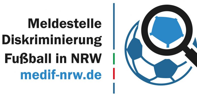 Ein Fußball unter einer Lupe. Dazu ein "Meldestelle für Diskriminierung im Fußball in NRW - medif-nrw.de"-Schriftzug.