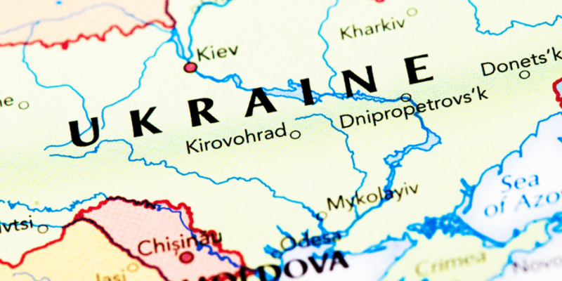 Landkarte, die die Ukraine sowie angrenzende Länder zeigt. Auf der Landkarte sind große Städte markiert.