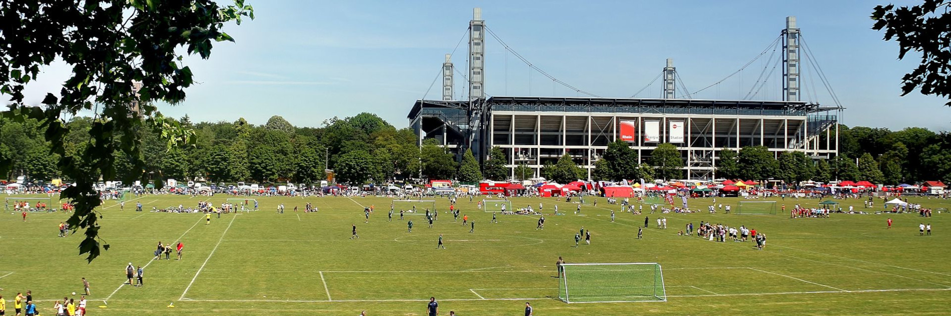 Blick auf die verschiedenen Fußballplätze des Kleinfeldturniers Come-Together-Cup. Im Hintergrund das Stadion in Köln-Müngersdorf.