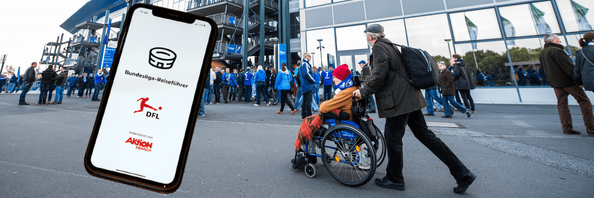 Ein Fan im Rollstuhl und eine Begleitperson im Umlauf eines Stadions. Davor ein Handy mit dem Startbildschirm der App mit Bundesliga-Reiseführer-Schriftzug und den Logos von DFL und Aktion Mensch.