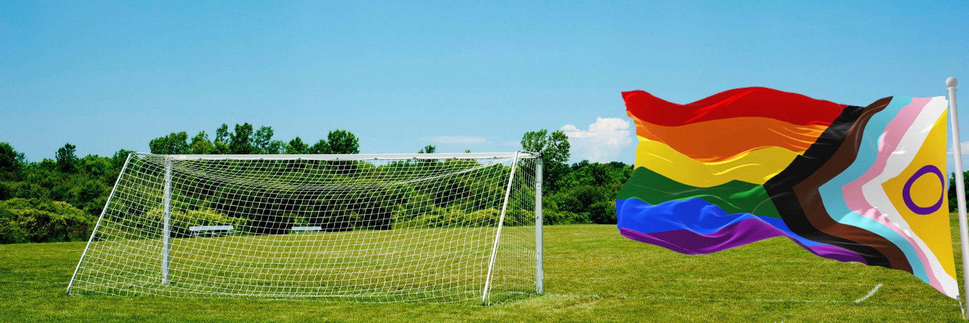 Die Regenbogenflagge ist die Flagge der „LGBTIAQ+“-Gemeinschaft vorm blauen Himmel. Daneben ein Fußballfeld.