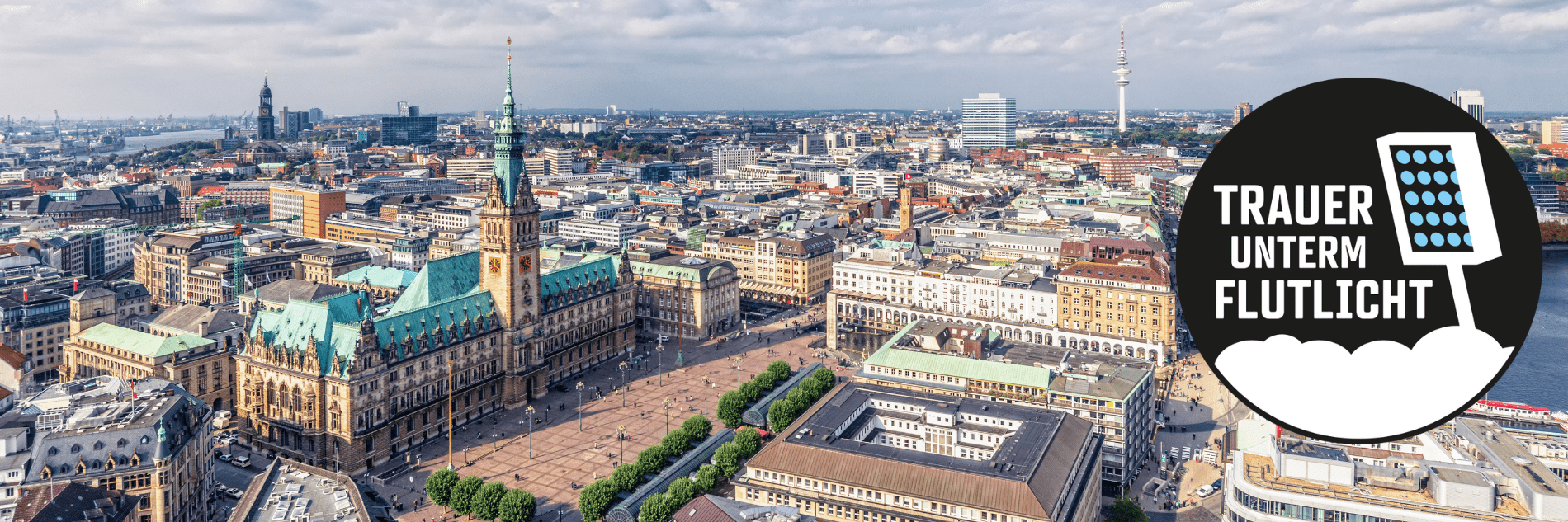 Blick aus der Vogelperspektive auf das Rathaus in Hamburg und dortige Umgebung. Darüber ein rundes Logo von Trauer unterm Flutlicht zeigt einen weißen Schriftzug mit „Trauer unterm Flutlicht“-Schriftzug.