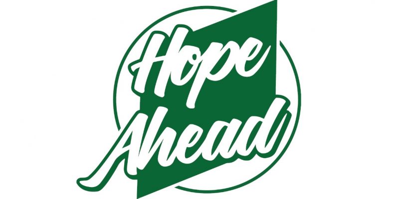 "Hope Ahead"-Schriftzug in einem Logo, das aus einem Kreis und einer Raute besteht.