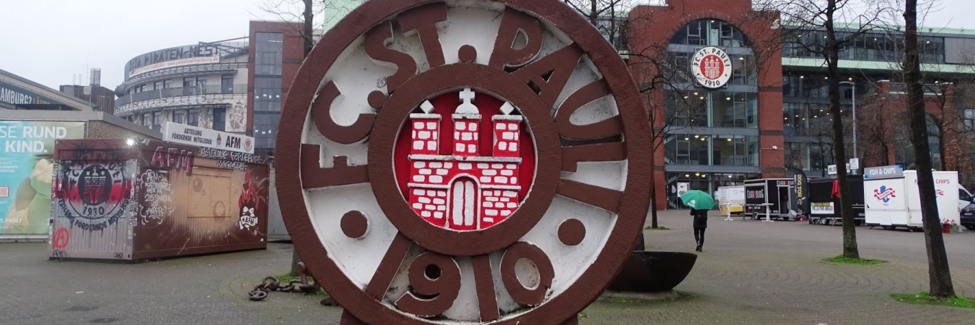 FC St. Pauli-Wappen als Monument aus Stein. Im Hintergrund das Millerntor-Stadion.