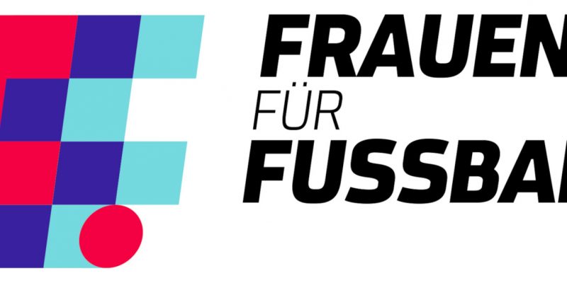 "Frauen Für Fussball"-Schriftzug. Daneben ein Logo, das drei Mal aus dem Buchstaben "F" in Rot, Violett & Hellblau sowie einem roten Punkt besteht.