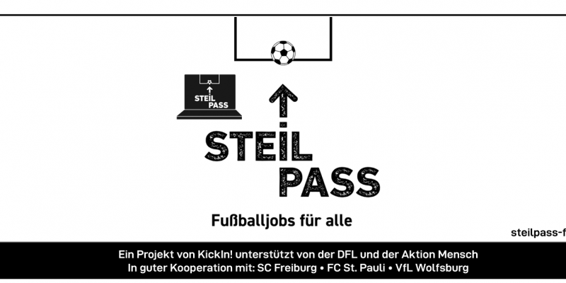 Steilpass-Schriftzug, bei dem ein Pfeil aus dem Buchstabe I herausgeht in Richtung eines Strafraums eines Fußballfeldes. Daneben ein aufgeklappter Laptop mit dem gleichen Steilpass-Logo.