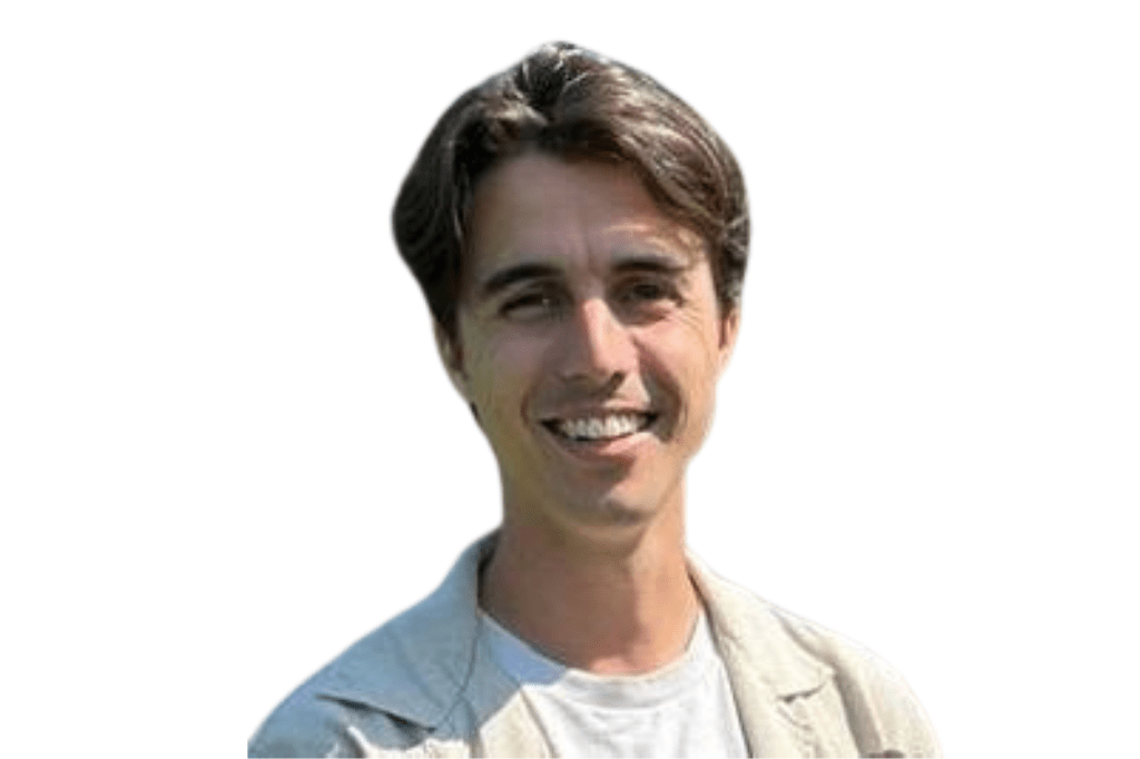 Carlo hat kurze schwarze Haare und lächelt in die Kamera