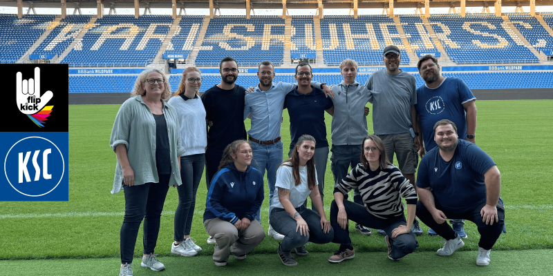 Gruppenbild im Hintergrund Stadion KSC. Logo FlipKick & KSC