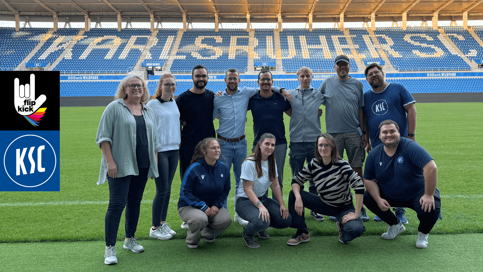 Gruppenbild im Hintergrund Stadion KSC. Logo FlipKick & KSC