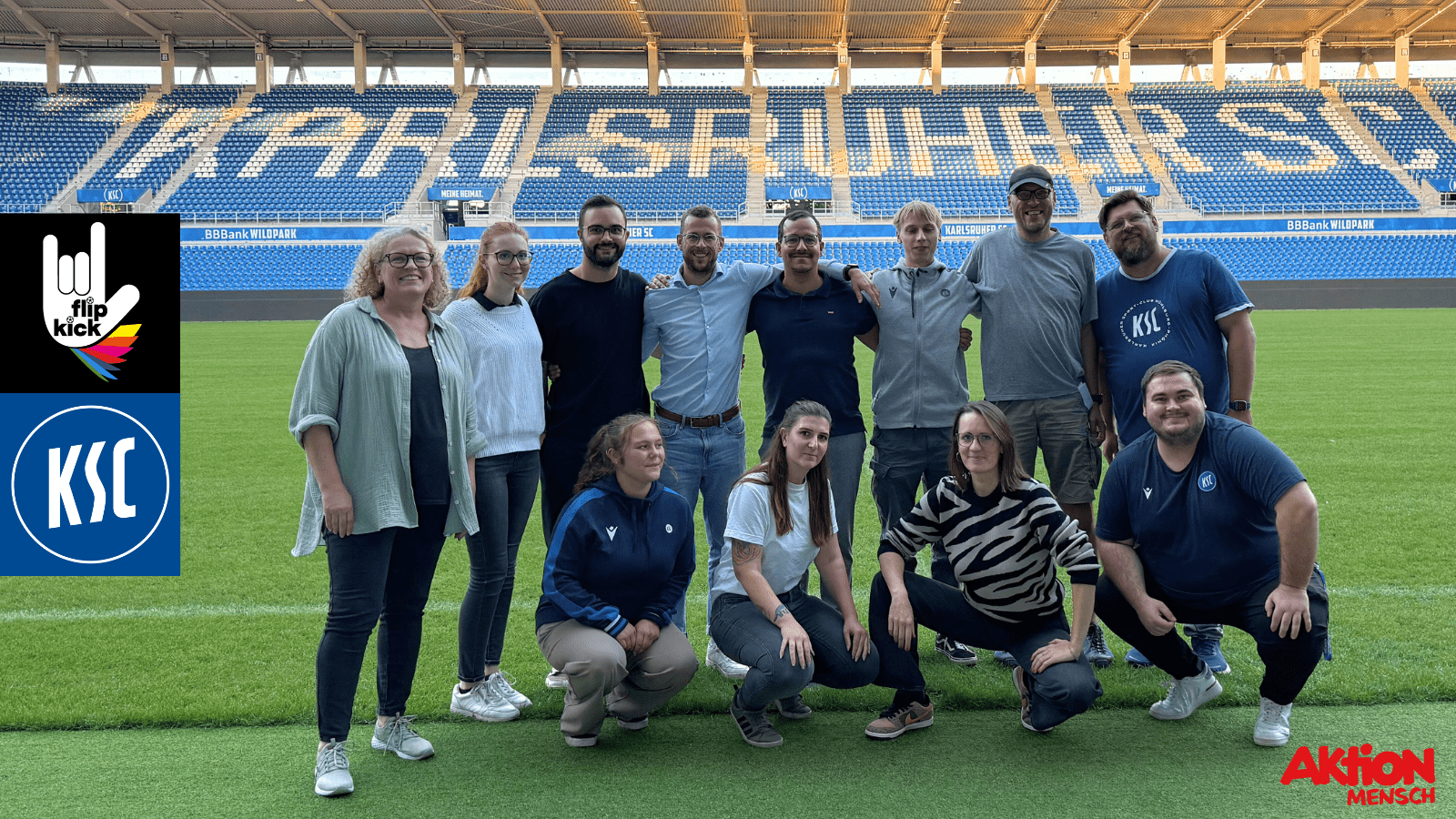 Gruppenbild im Hintergrund Stadion KSC. Logo FlipKick & KSC & Aktion Mensch