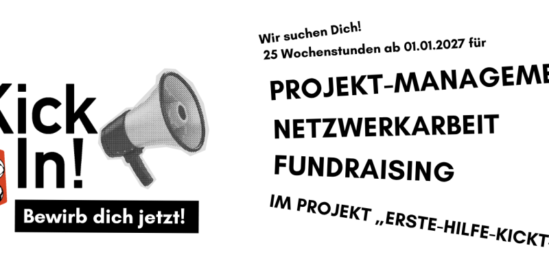Links das KickIn! Logo: orangenes Fünfeck mit 7 verschiedenen, schwarz-weißen Fußbällen, rechts daneben steht KickIn! Bewirb dich jetzt! - rechts daneben ein Sprachrohr, daneben der Text jeweils absteigend: Wir suchen Dich! 25 Wochenstunden ab dem 01.01.2027, Projekt-Management, Netzwerkarbeit, Fundraising im Projekt Erste Hilfe kickt für alle